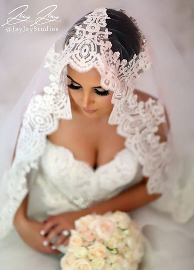Mantilla veil Photo by JayJay Studios 